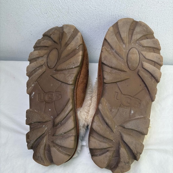 Cozy Shearling-Lined Brown Slippers - Picture 12 of 13